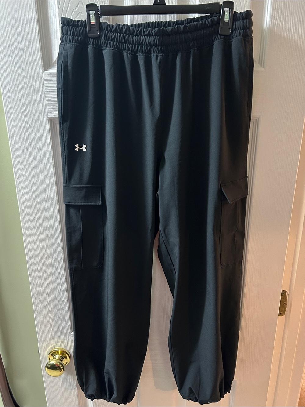Under Armour women’s Black Cargo Jogger Pants, large (L)